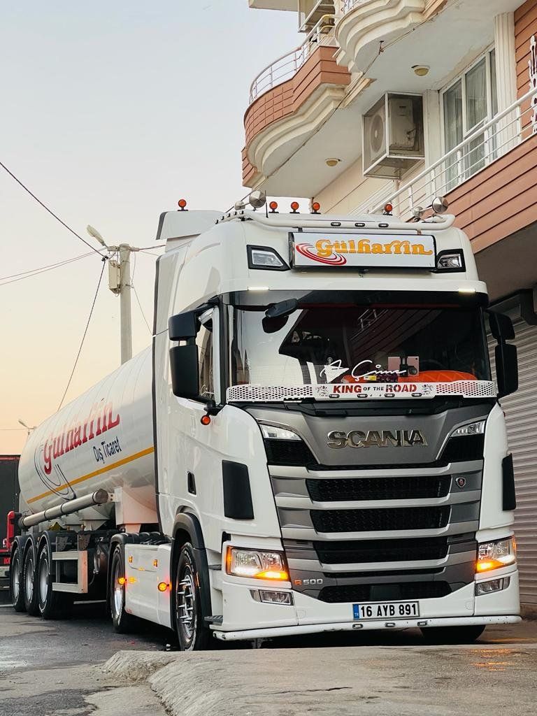 Gülharrin Scania R500 tractor unit with tanker trailer on a city street